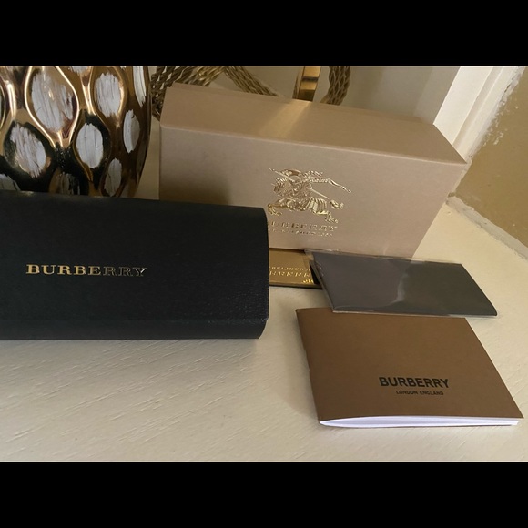 Brand new 🔥Burberry 🔥sunglasses 🕶 - Picture 5 of 16